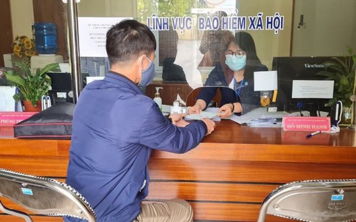 Tiếp nhận hồ sơ tại bộ phận “Một cửa”, BHXH thị xã Kinh Môn, tỉnh Hải Dương sáng 19/02/2021. Ảnh: BHXH VN